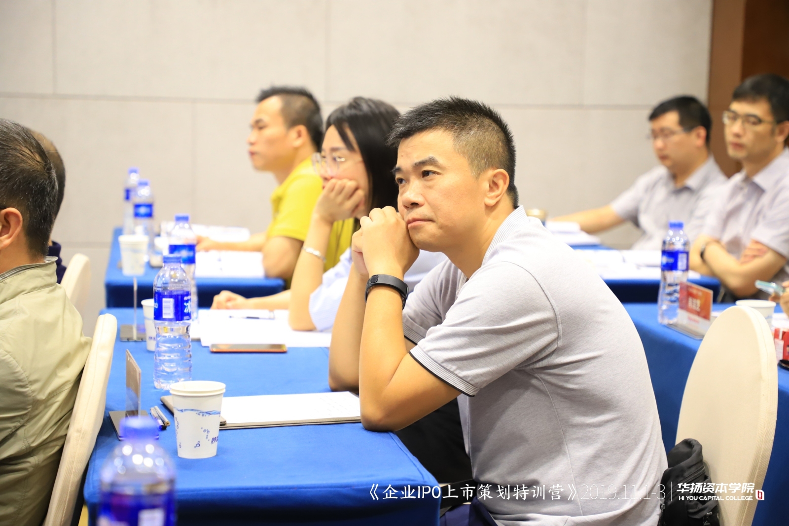 現場(chǎng)企業(yè)家學(xué)員正在認真聆聽(tīng)